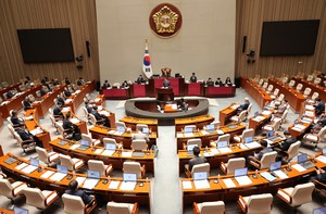 Ruling party seeks to railroad extra budget bill despite resistance from main opposition party