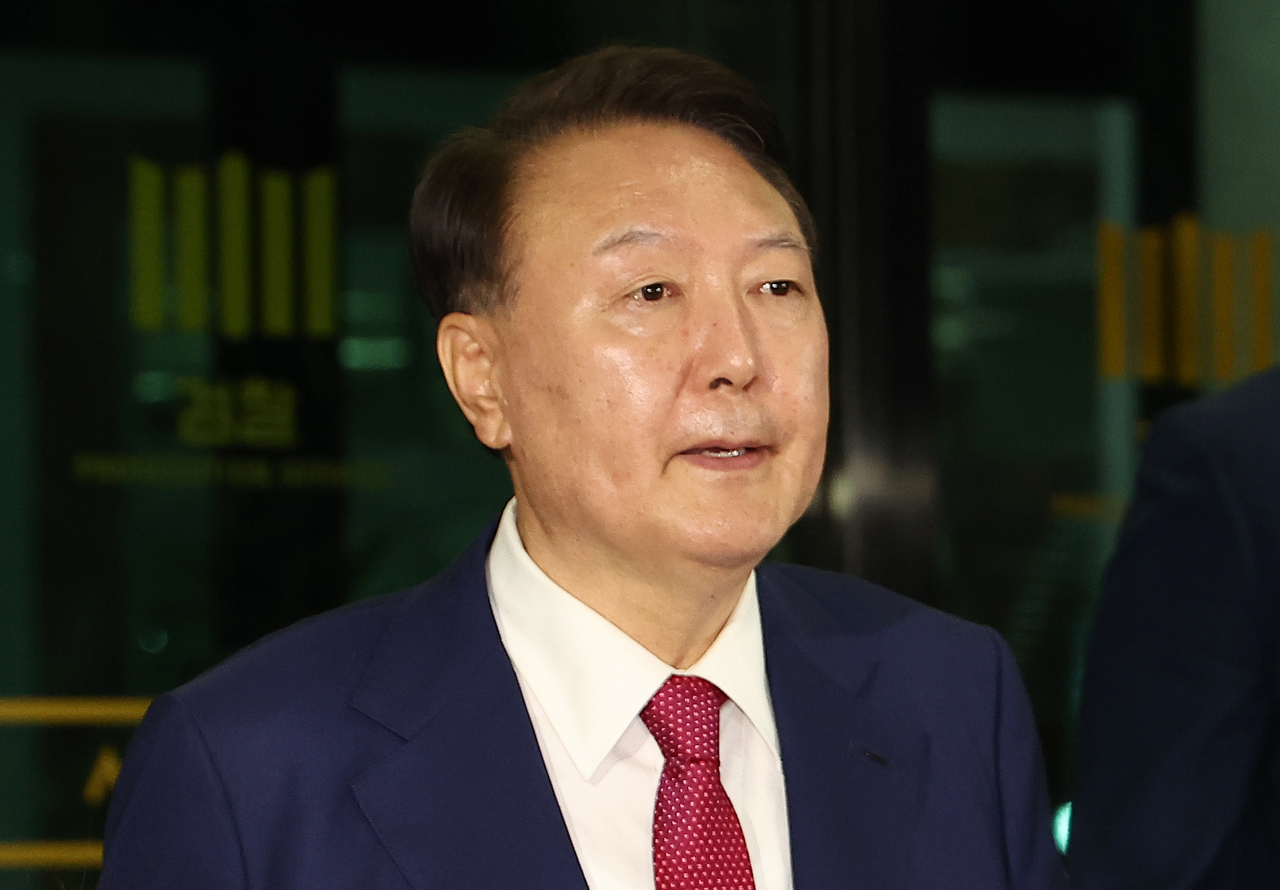 Former President Yoon Suk Yeol leaves the Seoul High Prosecutors’ Office, Saturday, after completing his second interrogation by the special prosecution team investigating the insurrection case. (Yonhap)