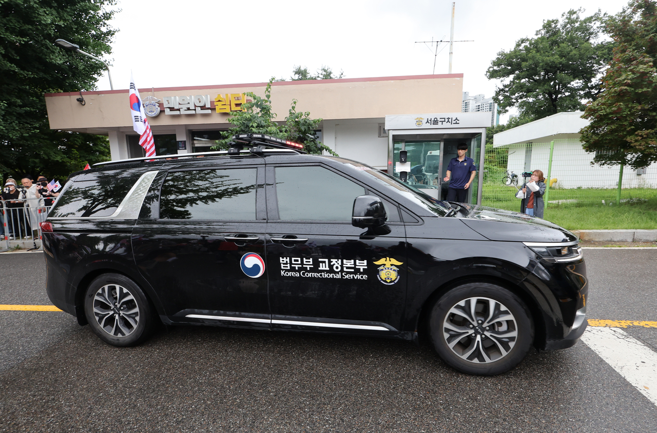 A Justice Ministry vehicle enters the Seoul Detention Center in Uiwang, south of the capital, on Tuesday, as special counsel Cho Eun-suk's team made a second attempt to bring in former President Yoon Suk Yeol from his cell for questioning over his failed attempt to impose martial law. (Yonhap)