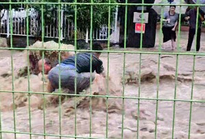 Heroes save lives amid deadly floods