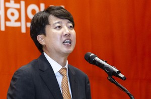 Special counsel raids home of minor party leader in probe into ex-first lady