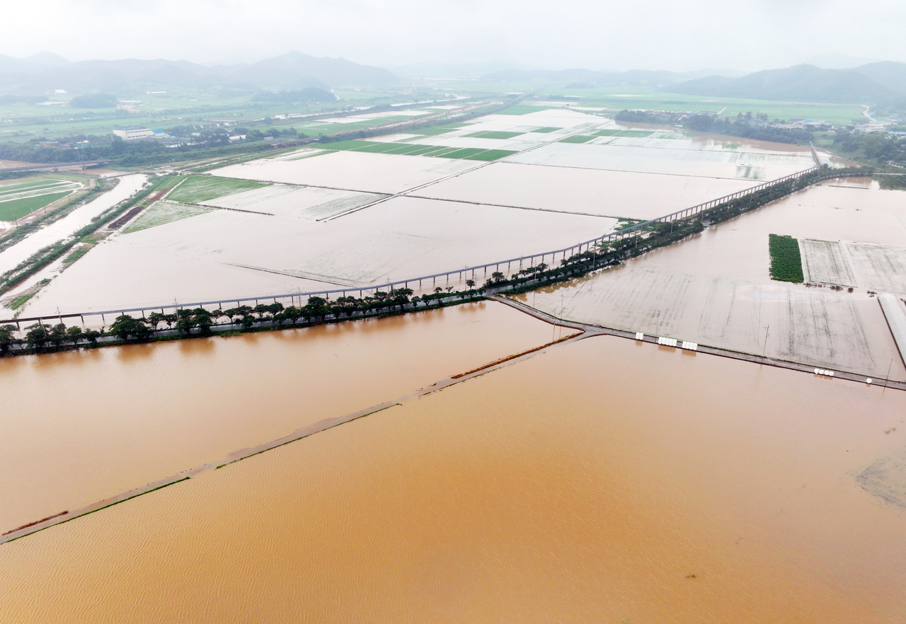 Farmland in Hampyeong, South Jeolla Province, is submerged on Monday, after more than 170 millimeters of rainfall was reported to have fallen the day before. (Yonhap)