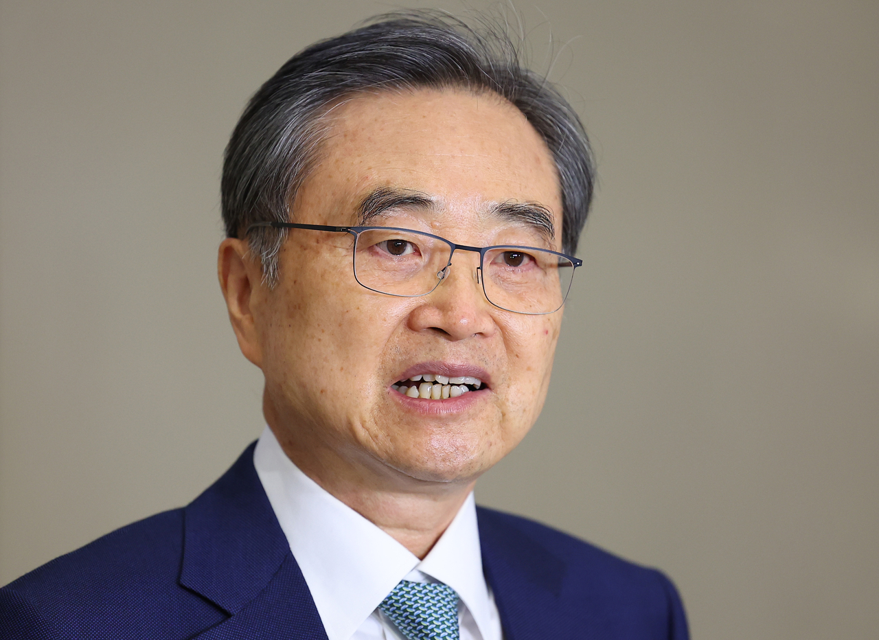 Foreign Minister Cho Hyun speaks to reporters at Incheon International Airport, west of Seoul, after returning from a trip to Washington, DC, on Sunday. (Yonhap)