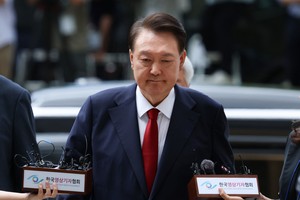 Special counsel summons arrested ex-President Yoon to appear for questioning Monday
