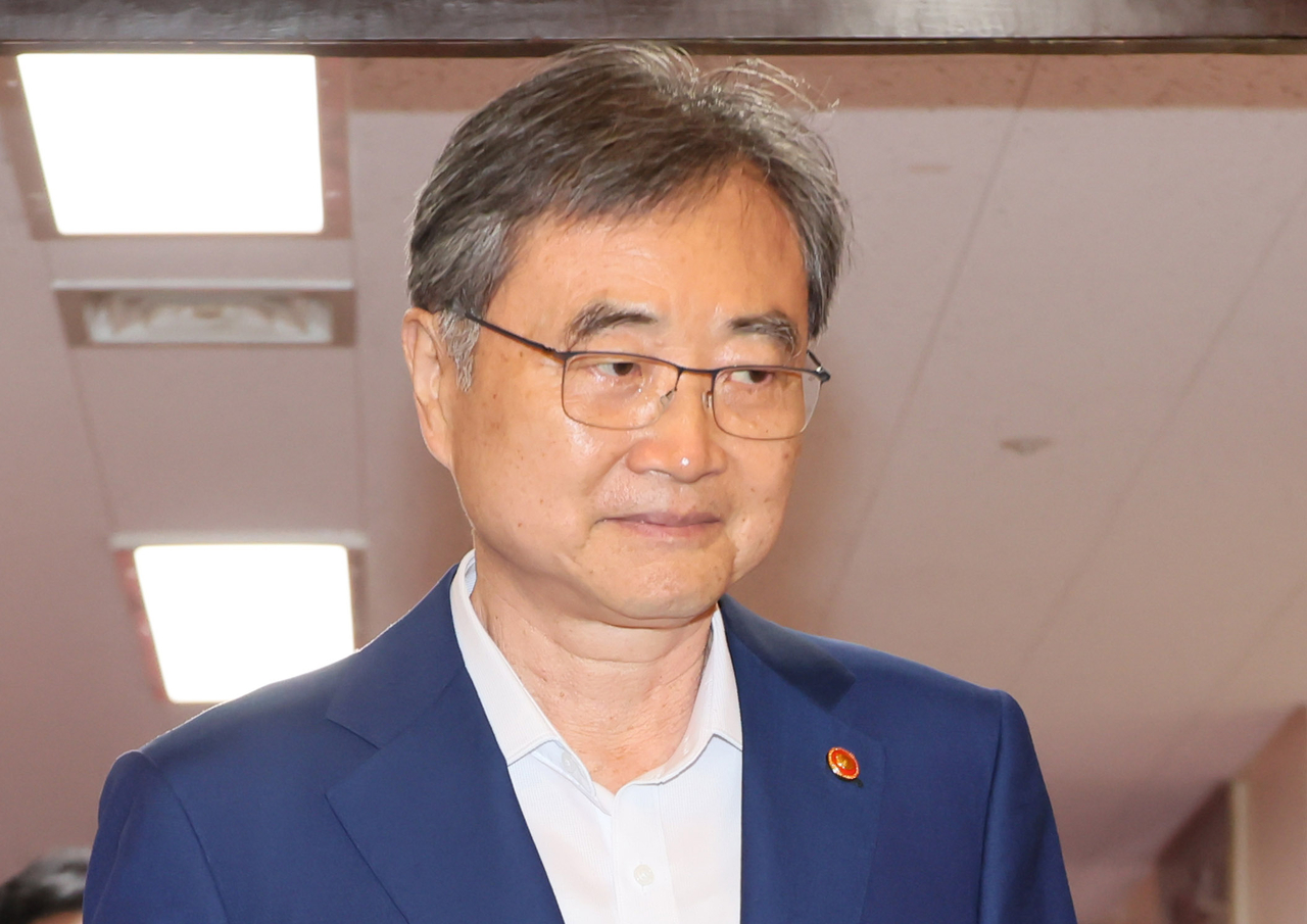 Foreign Minister Cho Hyun attends a Cabinet meeting in the Government Complex Seoul Tuesday. (Yonhap)