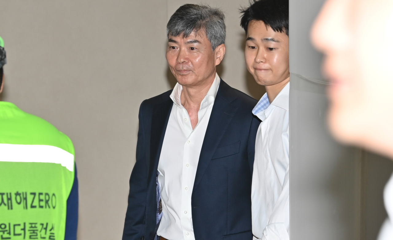 Lee Jong-ho (center), former head of investment firm Blackpearl Invest, appears for questioning at special counsel Min Joong-ki's office in central Seoul on Monday. (Yonhap)